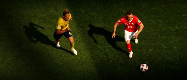 PRENDIÓ EL TURBO. Shaqiri se escapa Ludwig Augustinsson en Suiza-Suecia (Foto: Getty).
