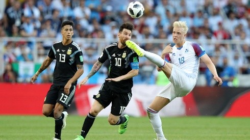 Meza y Messi en el partido contra Islandia