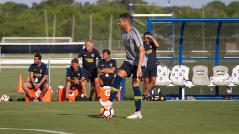 MUEVE EL CAPITÁN. Fernando Gago durante el amistoso contra Miami United con Boca.