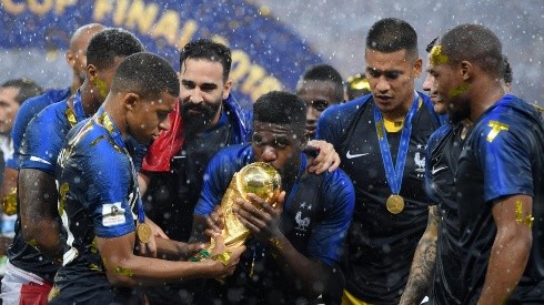 ¡Un genio! Samuel Umtiti se bañó con la Copa del Mundo