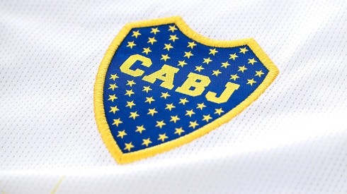 Foto del escudo de Boca en la camiseta alternativa.