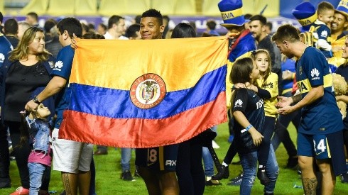 COLOMBIA EN LA BOMBONERA. Frank Fabra muestra su bandera en los festejos de la Superliga (Foto: Getty).