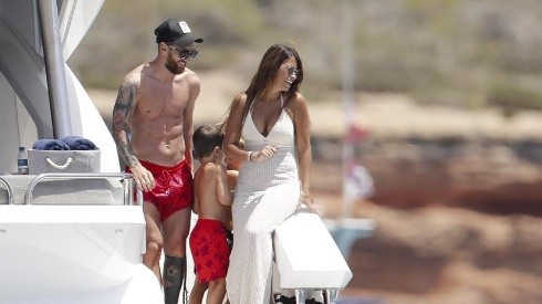 A Messi no lo dejan caminar tranquilo en Ibiza: todos quieren una foto con él