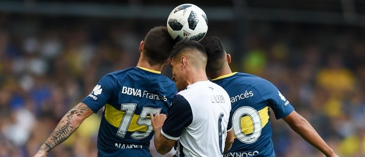 VA DE ARRIBA. Olaza gana entre Nández y Reynoso en La Bombonera con Talleres (Foto: Getty).