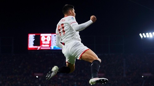 Joaquín Correa gritando un gol con Sevilla
