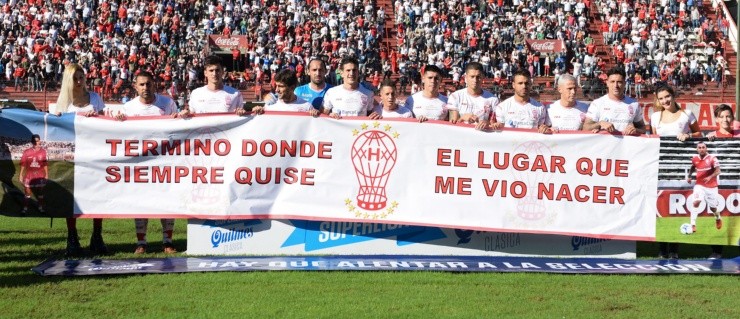 NO MIRA. Damonte durante la foto antes de Huracán-Boca en la pasada Superliga (Foto: Getty).