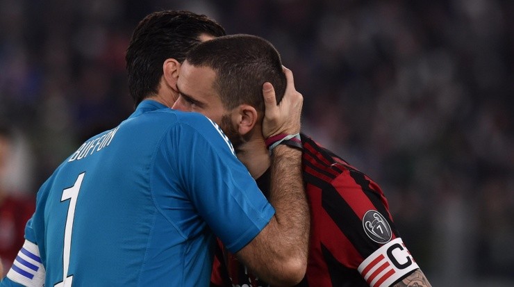 SALUDOS DE AMIGOS. Buffon y Bonucci en el último Juventus-Milan (Foto: Getty).