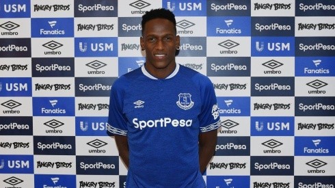 NUEVOS COLORES. Yerry Mina posa con el uniforme titular del Everton (Foto: Getty).
