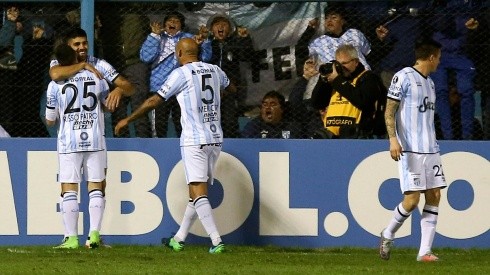 ARRANCÓ EL DECANO. Todos abrazan a Leandro Díaz después de su gol (Foto: Getty).