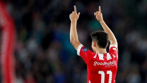 Hirving Lozano festejando su gol con el PSV Eindhoven.