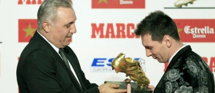 RENDIDO ANTE ÉL. Stoichkov le da la Bota de Oro a Messi.