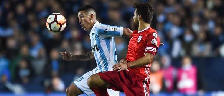 CONTROLA RICKY. Centurión busca superar a Ponzio en el mediocampo (Foto: Getty).