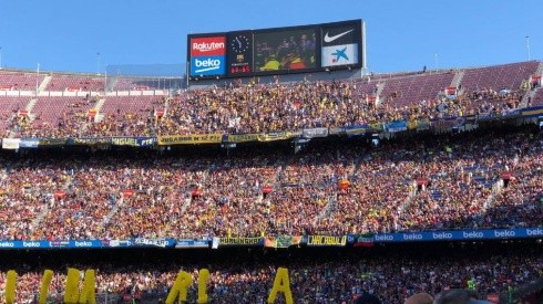 Foto del Camp Nou con los hinchas de Boca.