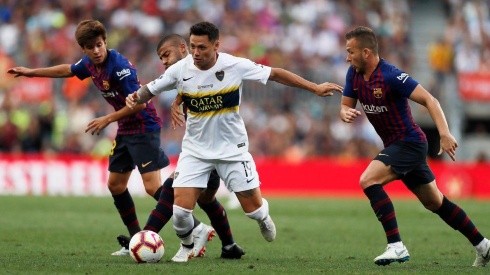 CONTRA BARCELONA. Mauro Zárate controla en el Camp Nou por el Trofeo Joan Gamper con Boca.