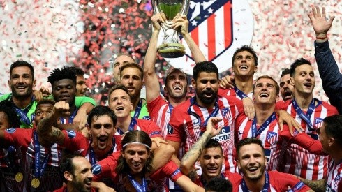 SUPERCAMPEONES. Diego Godín levanta la Supercopa de Europa y Atlético Madrid festeja (Foto: Getty).
