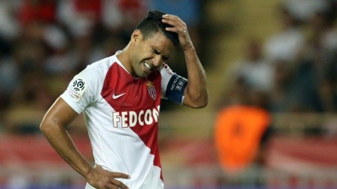 DOLOR DE CABEZA. Falcao se lamenta por el penal errado con Mónaco ante Lille.