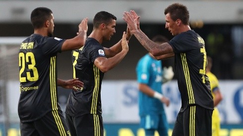 CHOQUE LOS CINCO. Cristiano Ronaldo se saluda con Mandzukic y Can tras la victoria (Foto: Getty).