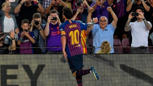 MUCHO FÚTBOL. Messi celebra ante los fanáticos del Barcelona el 1-0 ante Alavés.