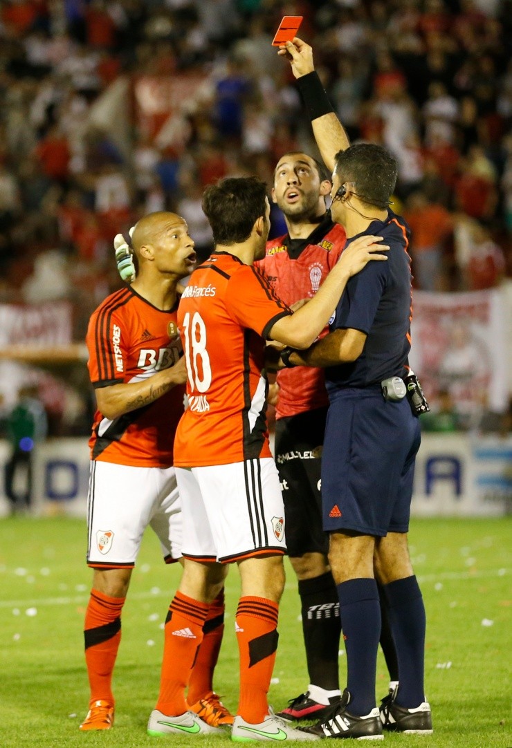 La roja que recibió Sánchez por la que Independiente pedirá las puntos
