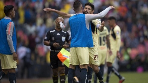 Oribe Peralta y un fraternal abrazo a Mateus Uribe.