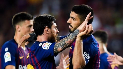 AMIGOS ESTRELLAS. Messi y Suárez celebran uno de los goles del Barcelona ante Huesca (Foto: Getty).