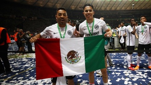 CAMPEONES. Marco Fabián y Carlos Salcedo muestran la bandera de México tras ganar la Copa de Alemania (Foto: Getty).