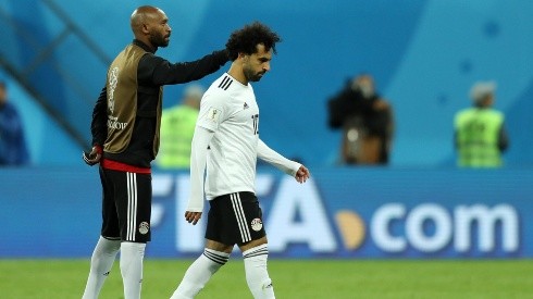 A UN PASO DE CASA. Mohamed Salah es consolado por su compañero tras la derrota contra Rusia (Foto: Getty).