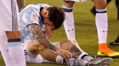 SIN CONSUELO. Messi llora en el césped tras perder la final de la Copa América 2016 (Foto: Getty).