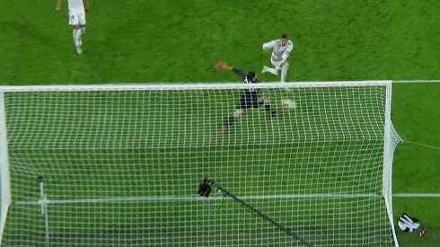 Unai Simón dio rebote, era gol de Ramos pero tuvo una reacción increíble