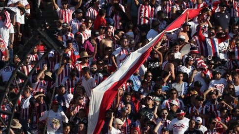 La porra de Chivas de Guadalajara demostrando que están presentes en buenas y malas
