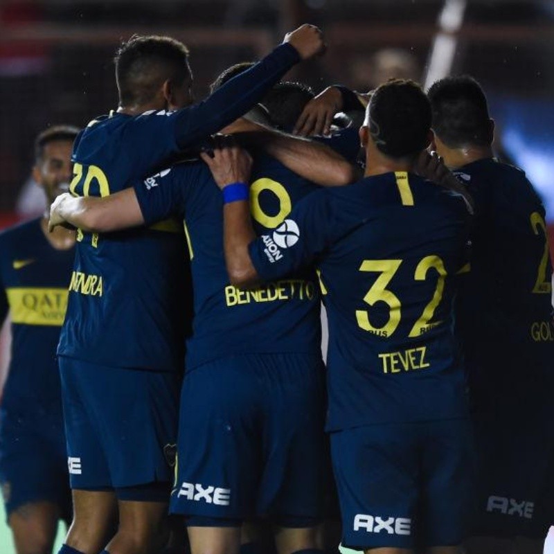 Bajo la lluvia y de cabeza, Boca se puso a tiro de la cima en la Superliga