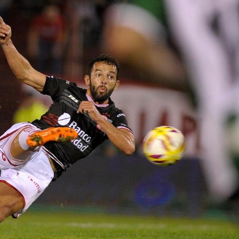 Gamba se acostó en el aire y metió una volea para el primero de Huracán