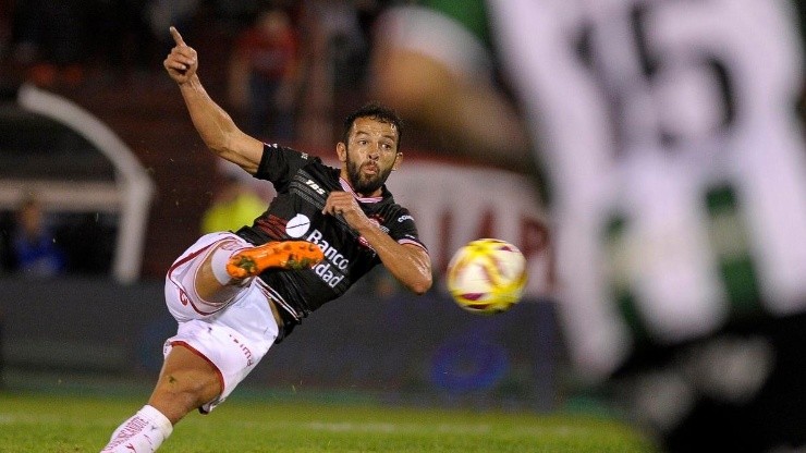 Gamba celebró 'a lo Benedetto' su gol ante Banfield.