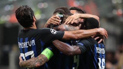 ABRAZO NERAZZURRI. Todos celebran el triunfo del Inter ante Tottenham (Foto: Getty).