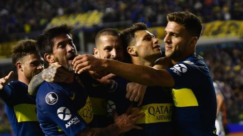 EL GOLEADOR. Mauro Zárate es abrazado por los jugadores de Boca tras el 1-0.