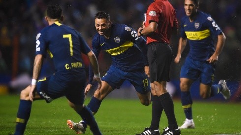Mauro Zárate gritando un gol de Boca en la Bombonera.