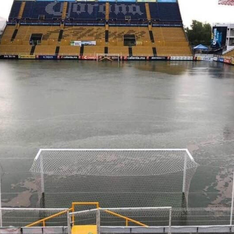 ¡Se inundó el Estadio del equipo de Maradona!