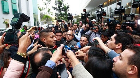 El delantero de Internacional manifestó su enojo con el hotel peruano.
