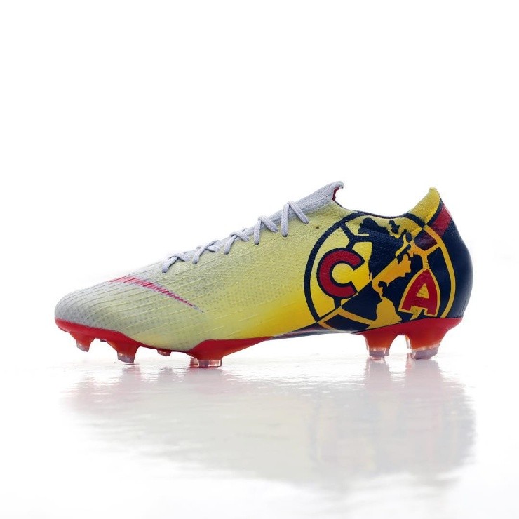 Artista le regaló tachones especiales a Jérémy Ménez dedicados al América