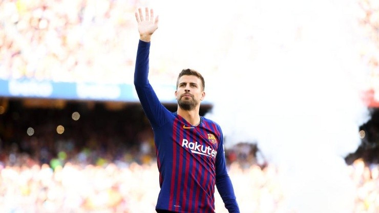 Gerard Piqué salto más alto que todos.