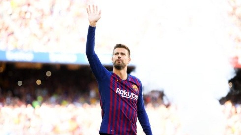 Gerard Piqué salto más alto que todos.