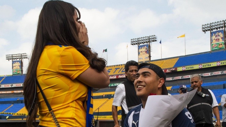 AMOR. La diferencia en los colores no impidió este lindo gesto. (Foto: Mexsport).