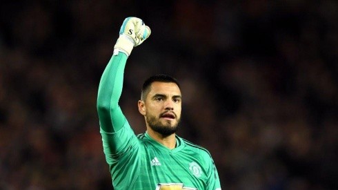 PUÑO ARRIBA. Sergio Romero durante Manchester United-Derby County.