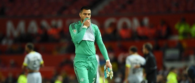LA CARA LO DICE TODO. Sergio Romero se retira expulsado con Manchester United (Foto: Getty).