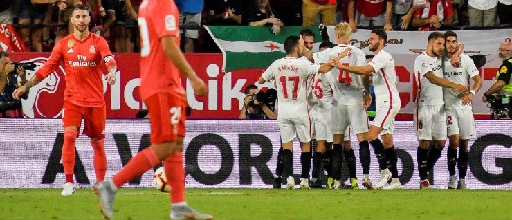 FESTEJA SEVILLA. Ante la frustración merengue, los locales celebran la goleada.