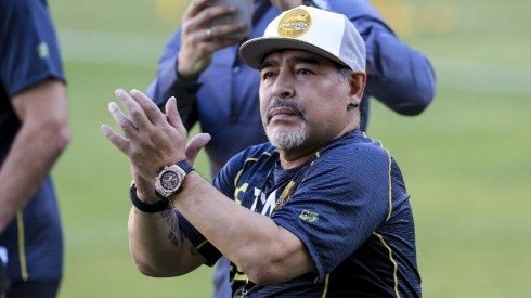 APLAUSOS DE DIEGO. Maradona está dirigiendo sus primeros partidos con Dorados.