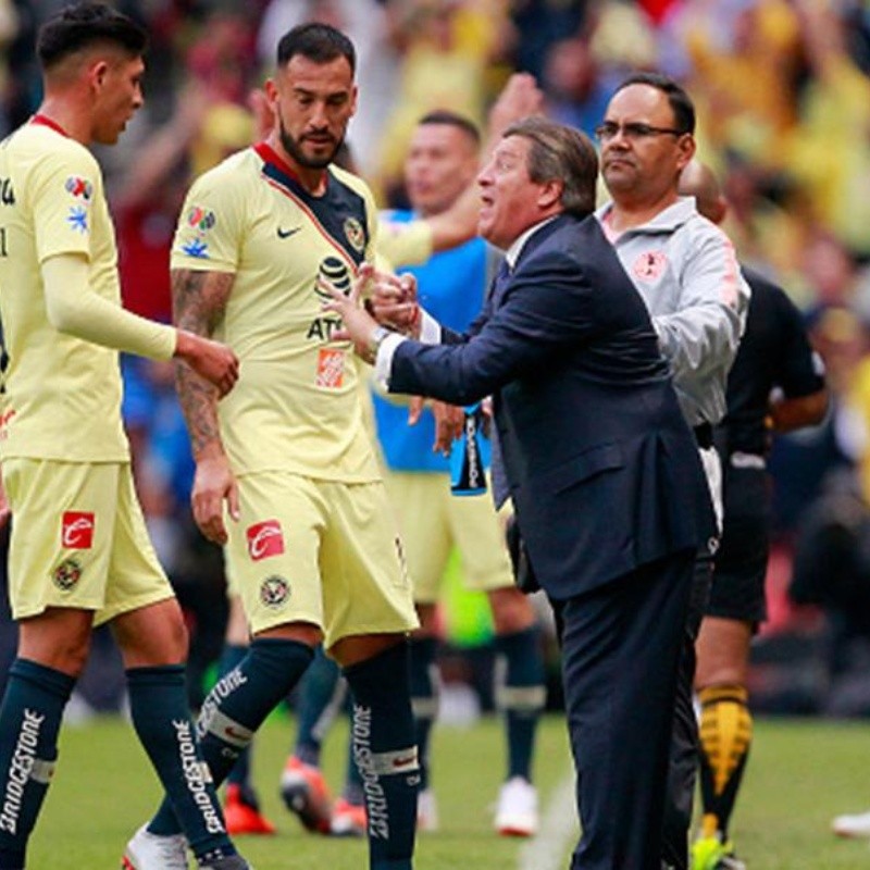 Ahora más que nunca, pende de un hilo la continuidad de Piojo Herrera en América