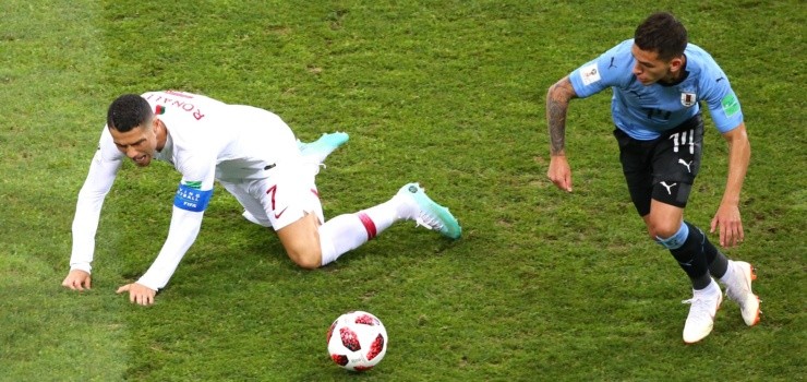 PURO CORAZÓN. Cristiano Ronaldo de rodillas ante Torreira (Foto: Getty).