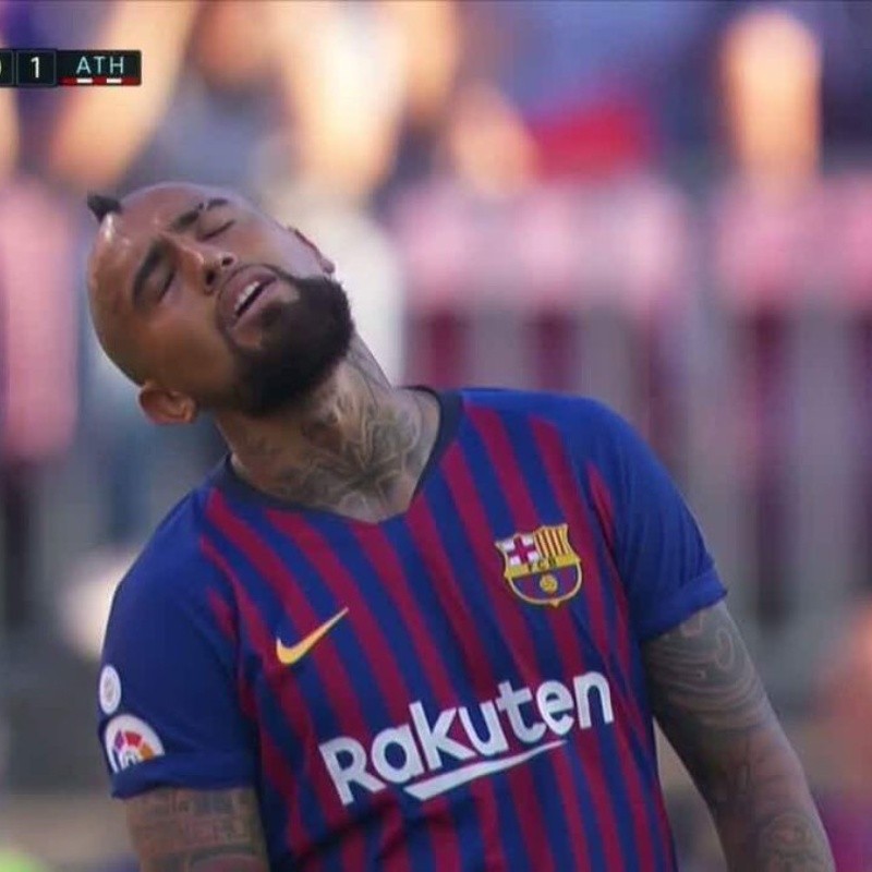 Arturo Vidal vio que se iba reemplazado por Messi y no le gustó nada