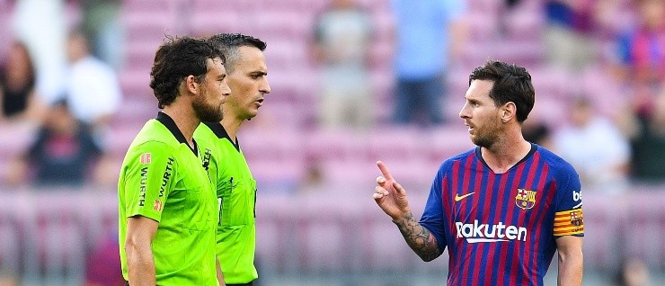 ENOJADO. Lionel Messi discute con el árbitro después del empate del Barcelona (Foto: Getty).